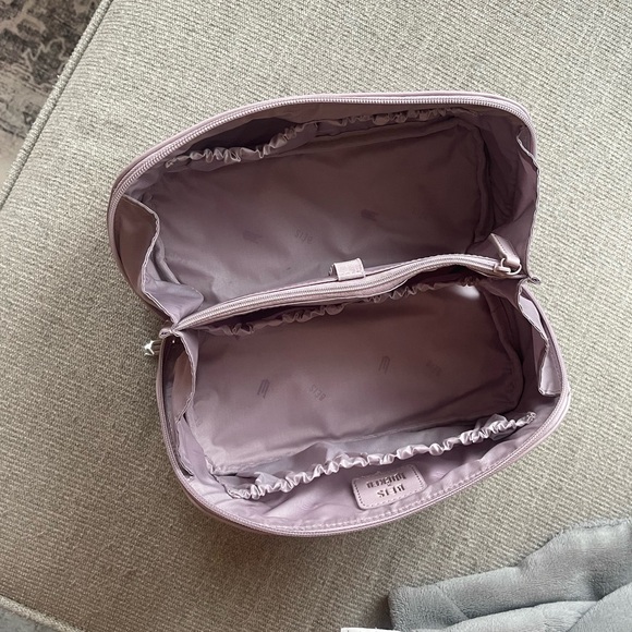 Beis x Wicked toiletry bag - Picture 4 of 7